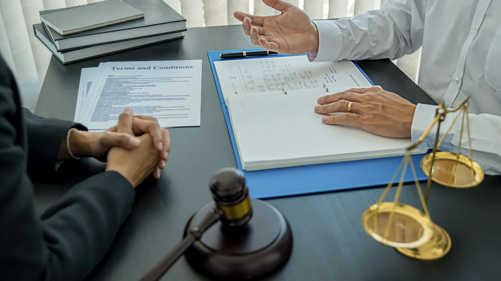 fiscalité, optimisation fiscale, erreurs fiscales courantes, ARC, Revenu Québec, stratégies fiscales, impôt sur le revenu, fiducies familiales, fractionnement de revenu, planification fiscale, déductions fiscales, crédits d'impôt, conformité fiscale, vérification fiscale, planification des revenus, gestion des déclarations fiscales, gestion des actifs, réorganisation fiscale, audits fiscaux, gestion des risques fiscaux